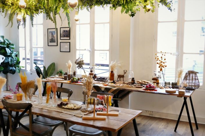 tables d'automne réalisée par Studio Candy - sablés décorés animaux de la forêt, fruits frais, brownie, cookies, décoration et scénographie avec champignons, vases ambrés, fleurs séchées, plaid tout doux, cannelle, badiane, feuilles, cerf