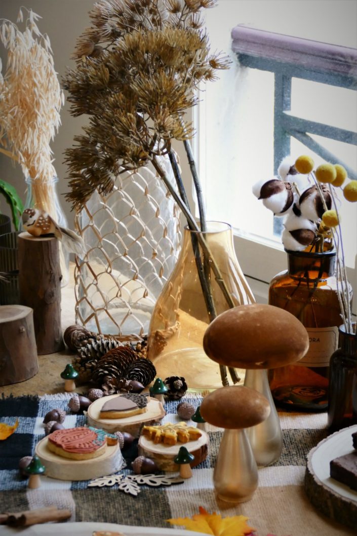 tables d'automne réalisée par Studio Candy - sablés décorés animaux de la forêt, fruits frais, brownie, cookies, décoration et scénographie avec champignons, vases ambrés, fleurs séchées, plaid tout doux, cannelle, badiane, feuilles, cerf