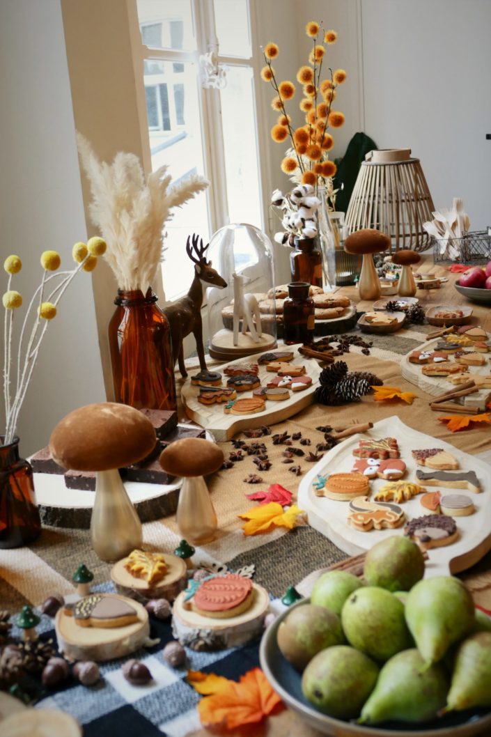 tables d'automne réalisée par Studio Candy - sablés décorés animaux de la forêt, fruits frais, brownie, cookies, décoration et scénographie avec champignons, vases ambrés, fleurs séchées, plaid tout doux, cannelle, badiane, feuilles, cerf