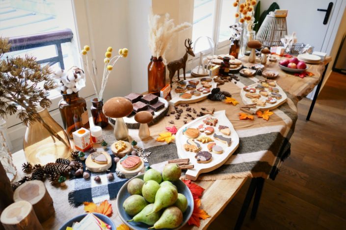 tables d'automne réalisée par Studio Candy - sablés décorés animaux de la forêt, fruits frais, brownie, cookies, décoration et scénographie avec champignons, vases ambrés, fleurs séchées, plaid tout doux, cannelle, badiane, feuilles, cerf