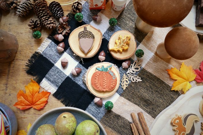 tables d'automne réalisée par Studio Candy - sablés décorés animaux de la forêt, fruits frais, brownie, cookies, décoration et scénographie avec champignons, vases ambrés, fleurs séchées, plaid tout doux, cannelle, badiane, feuilles, cerf