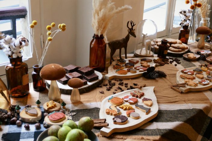 tables d'automne réalisée par Studio Candy - sablés décorés animaux de la forêt, fruits frais, brownie, cookies, décoration et scénographie avec champignons, vases ambrés, fleurs séchées, plaid tout doux, cannelle, badiane, feuilles, cerftables d'automne réalisée par Studio Candy - sablés décorés animaux de la forêt, fruits frais, brownie, cookies, décoration et scénographie avec champignons, vases ambrés, fleurs séchées, plaid tout doux, cannelle, badiane, feuilles, cerf