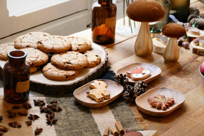 tables d'automne réalisée par Studio Candy - sablés décorés animaux de la forêt, fruits frais, brownie, cookies, décoration et scénographie avec champignons, vases ambrés, fleurs séchées, plaid tout doux, cannelle, badiane, feuilles, cerf