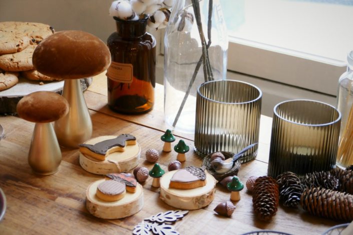 tables d'automne réalisée par Studio Candy - sablés décorés animaux de la forêt, fruits frais, brownie, cookies, décoration et scénographie avec champignons, vases ambrés, fleurs séchées, plaid tout doux, cannelle, badiane, feuilles, cerf