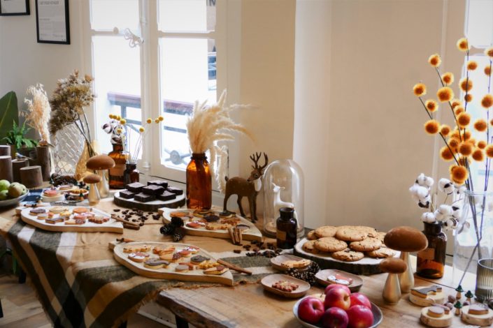 tables d'automne réalisée par Studio Candy - sablés décorés animaux de la forêt, fruits frais, brownie, cookies, décoration et scénographie avec champignons, vases ambrés, fleurs séchées, plaid tout doux, cannelle, badiane, feuilles, cerf