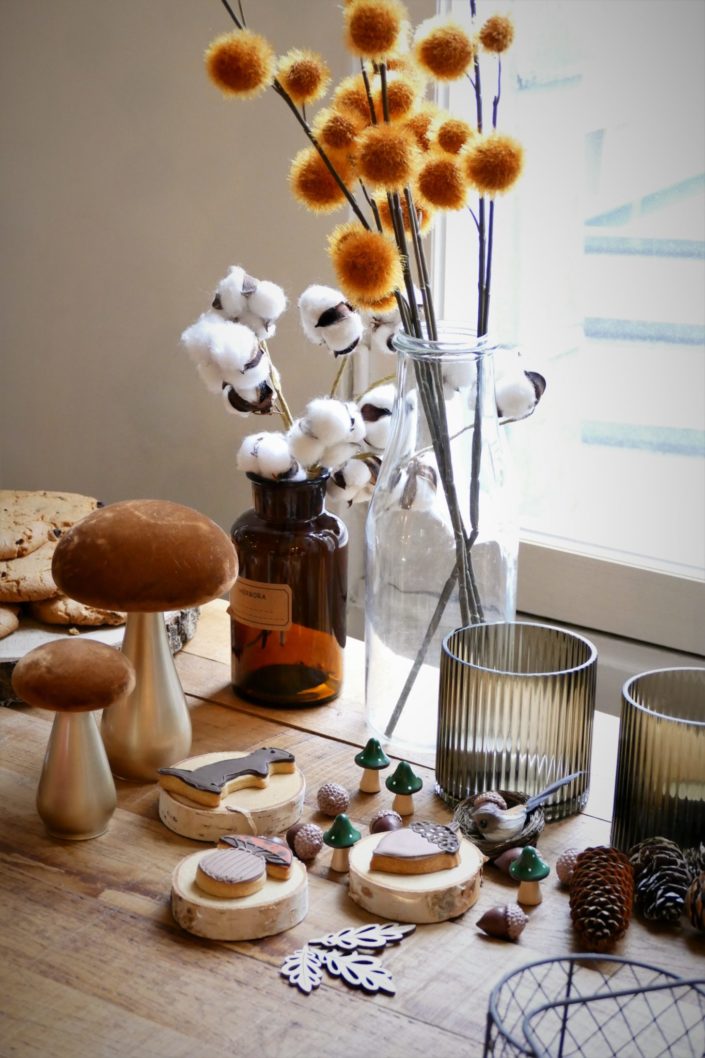 tables d'automne réalisée par Studio Candy - sablés décorés animaux de la forêt, fruits frais, brownie, cookies, décoration et scénographie avec champignons, vases ambrés, fleurs séchées, plaid tout doux, cannelle, badiane, feuilles, cerf