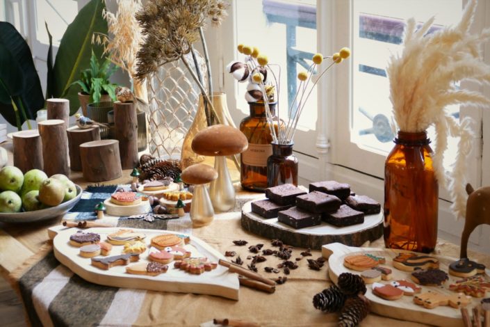 tables d'automne réalisée par Studio Candy - sablés décorés animaux de la forêt, fruits frais, brownie, cookies, décoration et scénographie avec champignons, vases ambrés, fleurs séchées, plaid tout doux, cannelle, badiane, feuilles, cerf