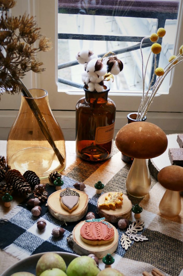 tables d'automne réalisée par Studio Candy - sablés décorés animaux de la forêt, fruits frais, brownie, cookies, décoration et scénographie avec champignons, vases ambrés, fleurs séchées, plaid tout doux, cannelle, badiane, feuilles, cerf