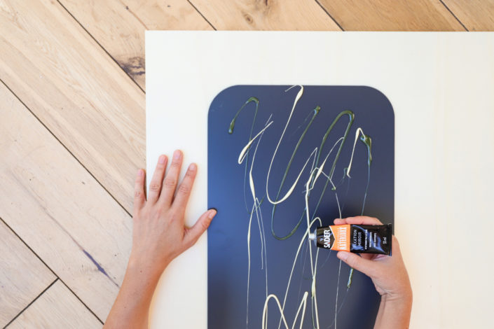 Tuto DIY Bricolage par Studio Candy : réalisation d'un miroir de chambre en bois avec une grande planche, 3 tablettes, un miroir et 2 tubes de colle Sader