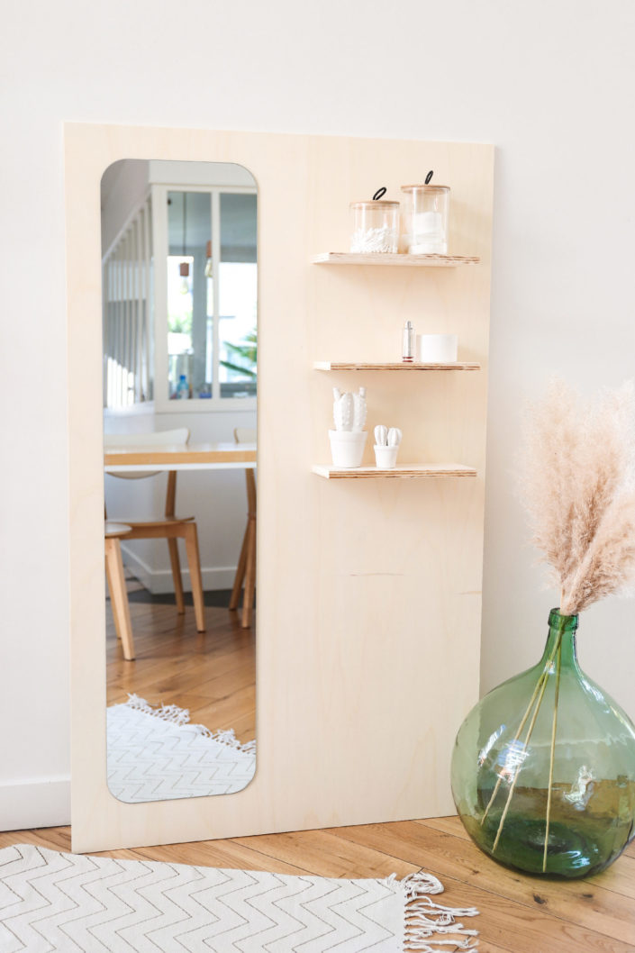 Tuto DIY Bricolage par Studio Candy : réalisation d'un miroir de chambre en bois avec une grande planche, 3 tablettes, un miroir et 2 tubes de colle Sader