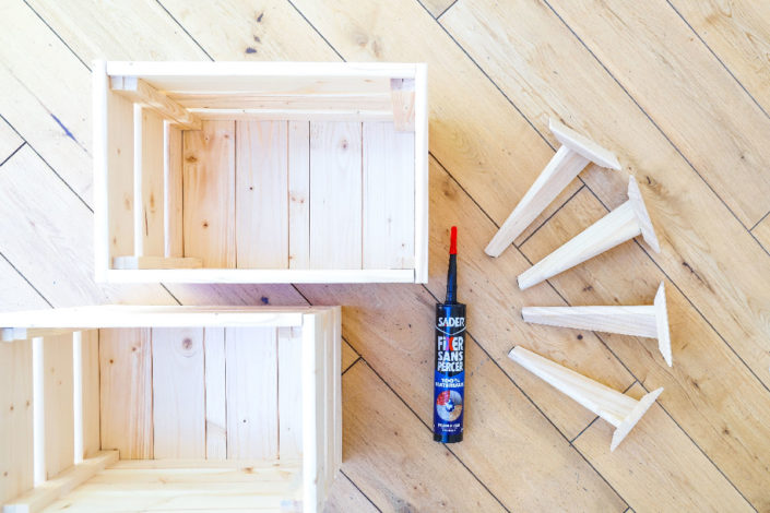 DIY bricolage facile pour réaliser une étagère en bois : caissons en bois, colle fixer sans percer et pieds compas en bois