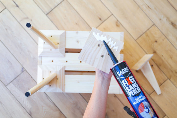 DIY bricolage facile pour réaliser une étagère en bois : caissons en bois, colle fixer sans percer et pieds compas en bois