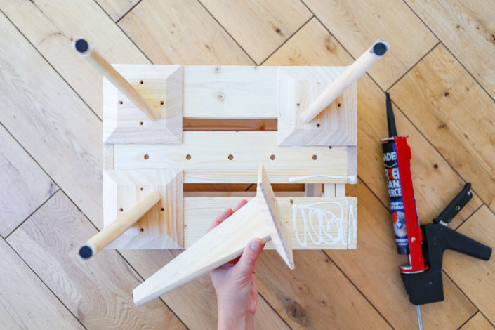 DIY bricolage facile pour réaliser une étagère en bois : caissons en bois, colle fixer sans percer et pieds compas en bois