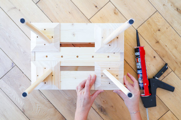 DIY bricolage facile pour réaliser une étagère en bois : caissons en bois, colle fixer sans percer et pieds compas en bois