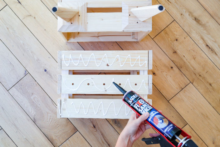 DIY bricolage facile pour réaliser une étagère en bois : caissons en bois, colle fixer sans percer et pieds compas en bois