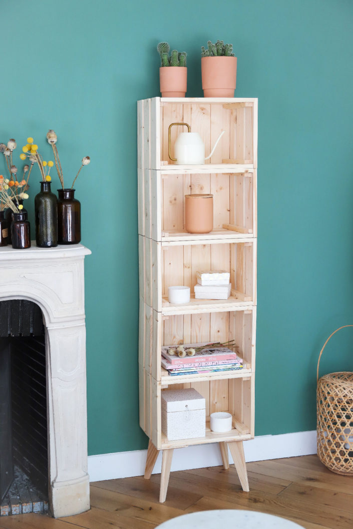 DIY bricolage facile pour réaliser une étagère en bois : caissons en bois, colle fixer sans percer et pieds compas en bois