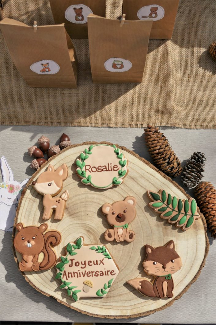 goûter thème forêt avec décoration mousse, bois, champignons et fleurs séchées - sablés décorés animaux, chocolats, gâteau - par Studio Candy