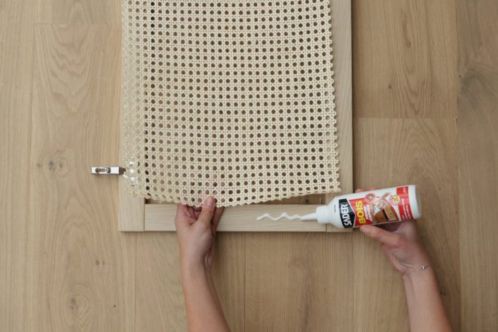DIY IKEA Hacks par Studio Candy - comment relooker une petite armoire Billy avec du cannage
