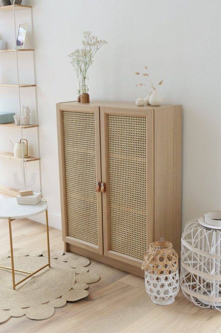 DIY IKEA Hacks par Studio Candy - comment relooker une petite armoire Billy avec du cannage