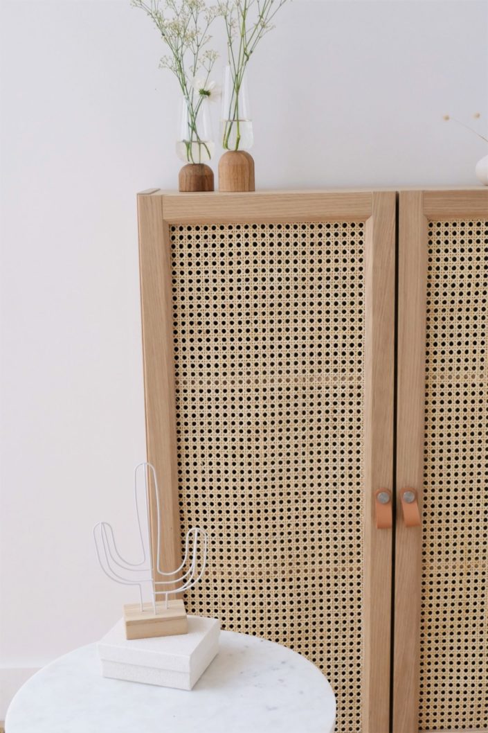 DIY IKEA Hacks par Studio Candy - comment relooker une petite armoire Billy avec du cannage