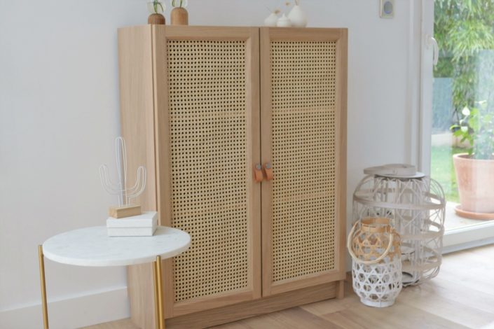 DIY IKEA Hacks par Studio Candy - comment relooker une petite armoire Billy avec du cannage