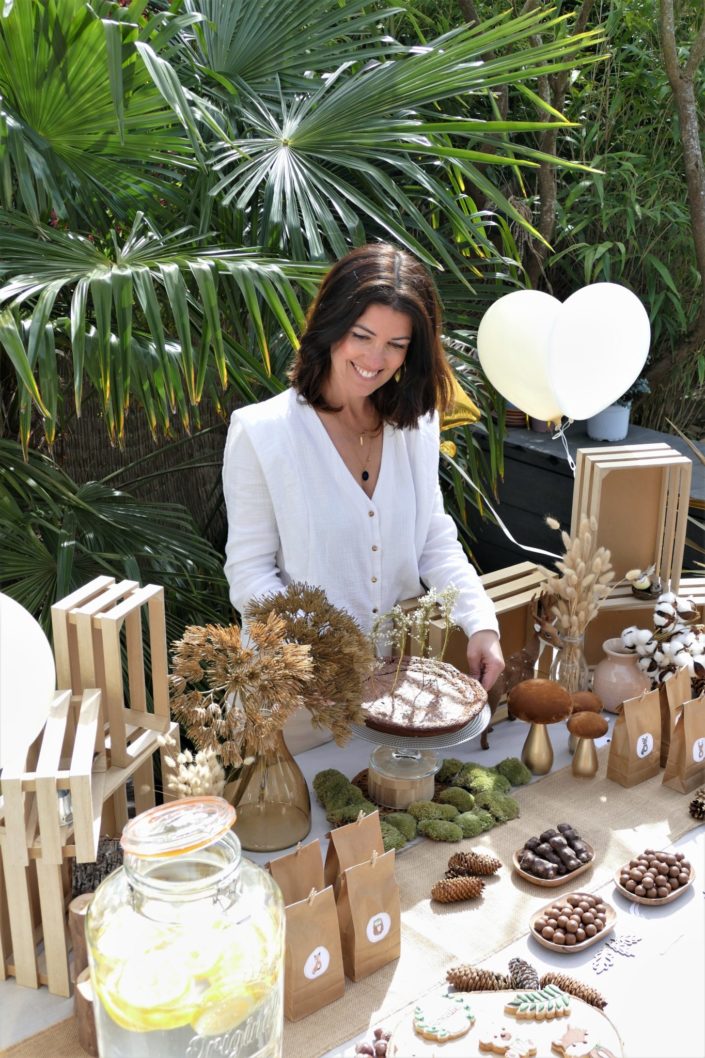 goûter thème forêt avec décoration mousse, bois, champignons et fleurs séchées - sablés décorés animaux, chocolats, gâteau - par Studio Candy