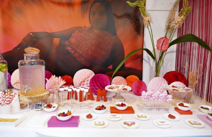 Table gourmande avec meringue rose, chamallows au chocolat, petits sablés culotte, goutte et bols de fruits rouges. Décoration rouge et rose - Studio Candy