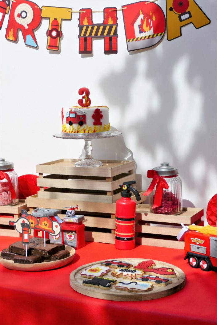 Goûter thème pompier en rouge, jaune et noir avec sablés décorés, brownie, bonbons, gâteau avec décorations en pâte à sucre - Studio Candy : évènement, décoration, scénographie, pâtisserie sur mesure