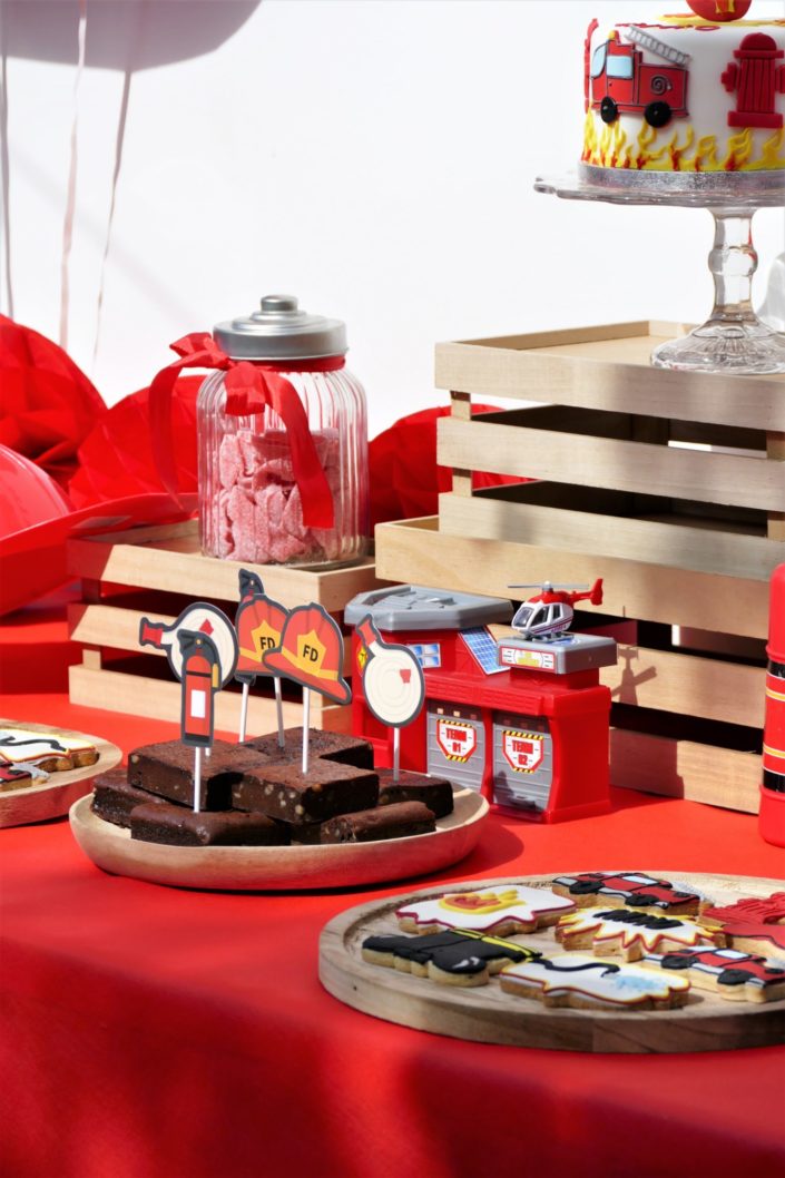 Goûter thème pompier en rouge, jaune et noir avec sablés décorés, brownie, bonbons, gâteau avec décorations en pâte à sucre - Studio Candy : évènement, décoration, scénographie, pâtisserie sur mesure