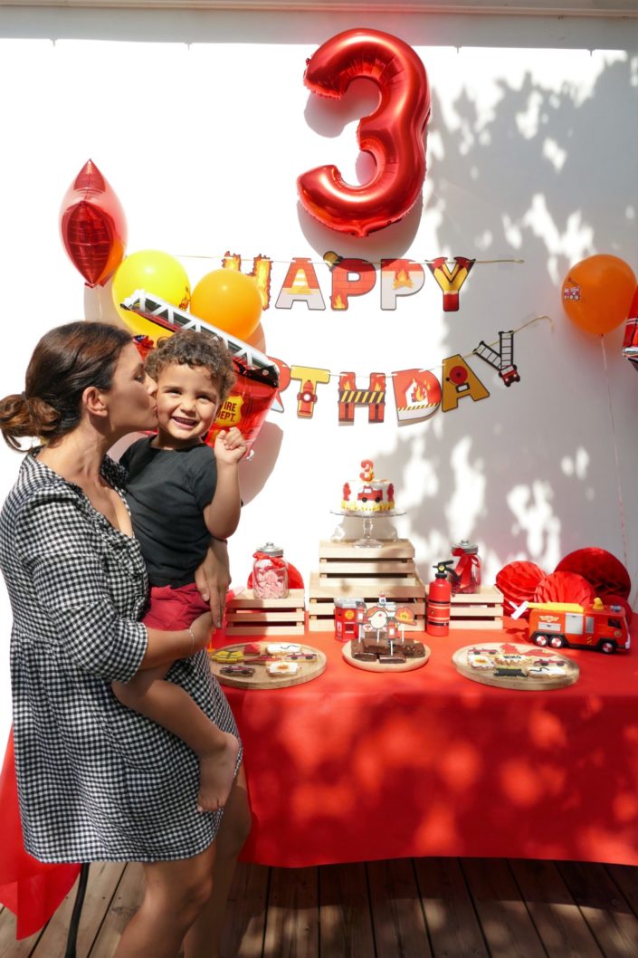 Goûter thème pompier en rouge, jaune et noir avec sablés décorés, brownie, bonbons, gâteau avec décorations en pâte à sucre - Studio Candy : évènement, décoration, scénographie, pâtisserie sur mesure