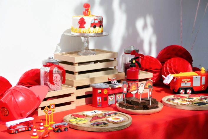 Goûter thème pompier en rouge, jaune et noir avec sablés décorés, brownie, bonbons, gâteau avec décorations en pâte à sucre - Studio Candy : évènement, décoration, scénographie, pâtisserie sur mesure