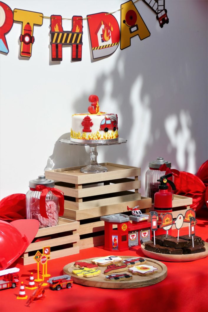 Goûter thème pompier en rouge, jaune et noir avec sablés décorés, brownie, bonbons, gâteau avec décorations en pâte à sucre - Studio Candy : évènement, décoration, scénographie, pâtisserie sur mesure