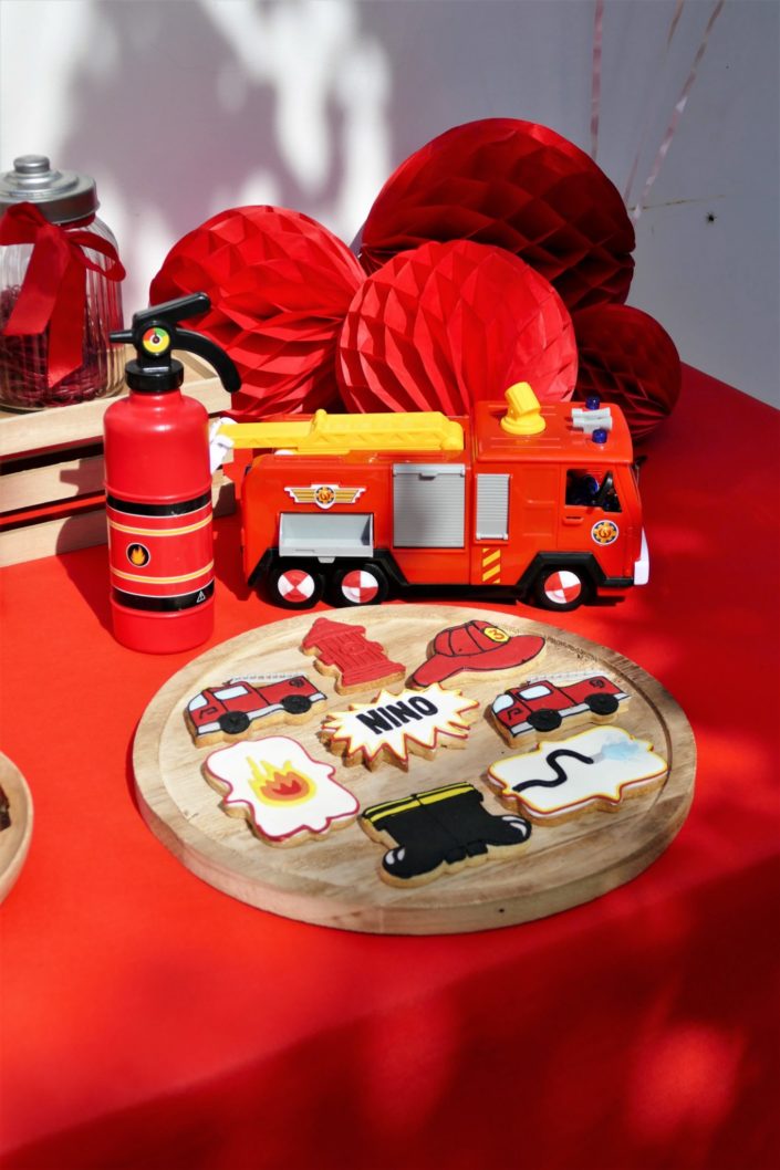 Goûter thème pompier en rouge, jaune et noir avec sablés décorés, brownie, bonbons, gâteau avec décorations en pâte à sucre - Studio Candy : évènement, décoration, scénographie, pâtisserie sur mesure