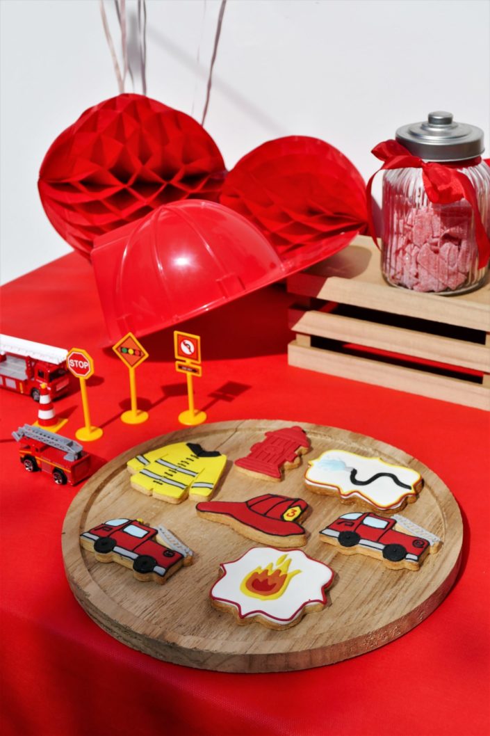 Goûter thème pompier en rouge, jaune et noir avec sablés décorés, brownie, bonbons, gâteau avec décorations en pâte à sucre - Studio Candy : évènement, décoration, scénographie, pâtisserie sur mesure