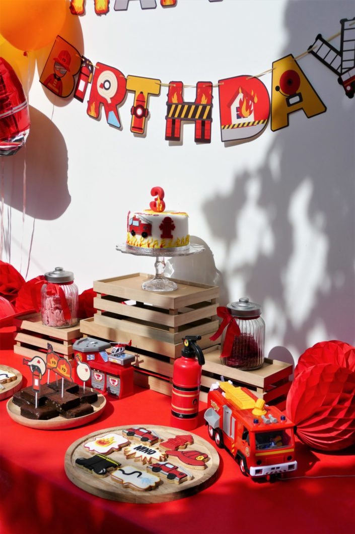 Goûter thème pompier en rouge, jaune et noir avec sablés décorés, brownie, bonbons, gâteau avec décorations en pâte à sucre - Studio Candy : évènement, décoration, scénographie, pâtisserie sur mesure