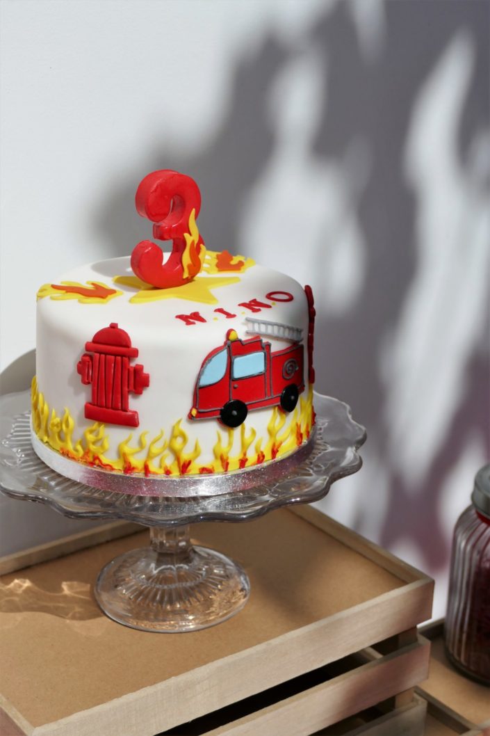 Goûter thème pompier en rouge, jaune et noir avec sablés décorés, brownie, bonbons, gâteau avec décorations en pâte à sucre - Studio Candy : évènement, décoration, scénographie, pâtisserie sur mesure