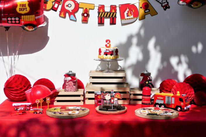 Goûter thème pompier en rouge, jaune et noir avec sablés décorés, brownie, bonbons, gâteau avec décorations en pâte à sucre - Studio Candy : évènement, décoration, scénographie, pâtisserie sur mesure