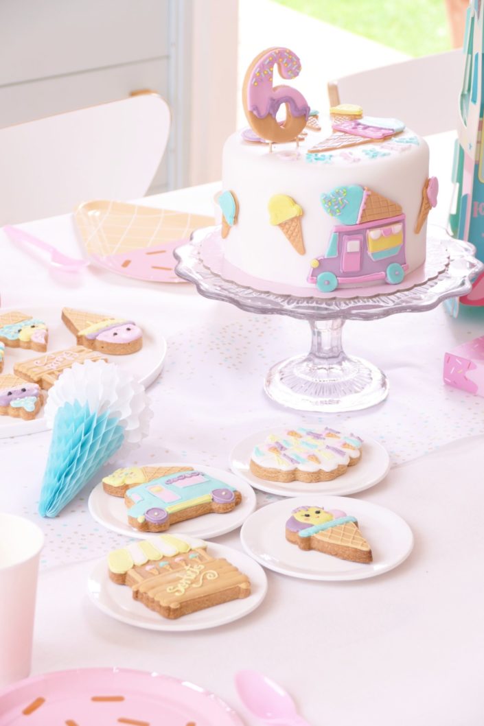 Goûter thème ice cream party - couleurs pastels, gâteau d'anniversaire, sablés décorés camion de glaces, esquimau, cornet de glaces, bonbons, toppings