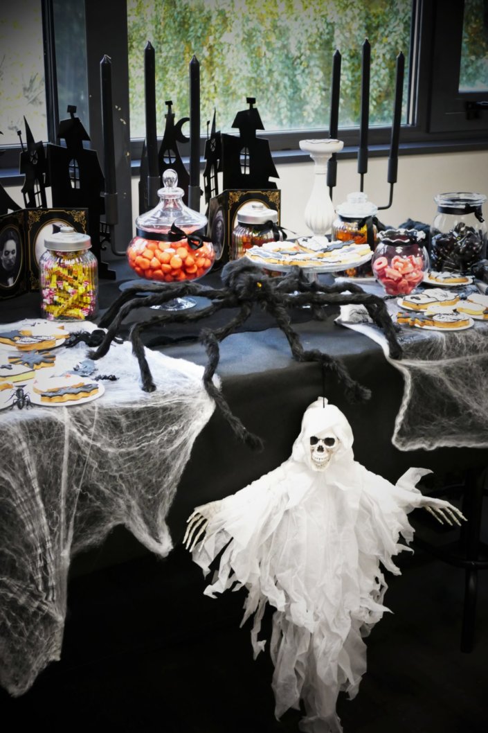 Halloween, candy bar et patisseries en noir et blanc avec sables decores tombes, maison hantee, fantomes meringue, chauves souris, araignees.