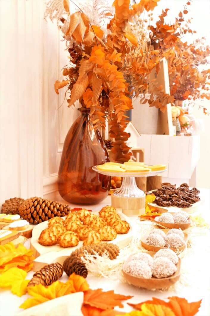 Goûter d'automne dressé pour l'événement influenceurs Biogaia avec une décoration florale automnale, des sablés décorés, des boules coco, des financiers, des cakepops, des rochers coco, ....