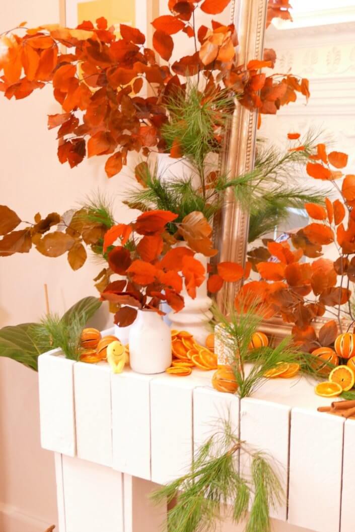 Goûter d'automne dressé pour l'événement influenceurs Biogaia avec une décoration florale automnale, des sablés décorés, des boules coco, des financiers, des cakepops, des rochers coco, ....