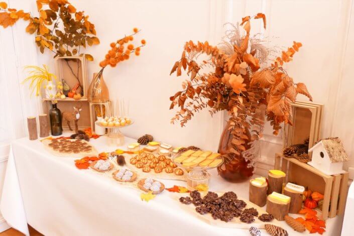 Goûter d'automne dressé pour l'événement influenceurs Biogaia avec une décoration florale automnale, des sablés décorés, des boules coco, des financiers, des cakepops, des rochers coco, ....