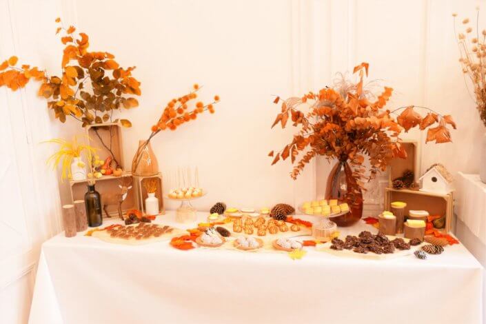 Goûter d'automne dressé pour l'événement influenceurs Biogaia avec une décoration florale automnale, des sablés décorés, des boules coco, des financiers, des cakepops, des rochers coco, ....