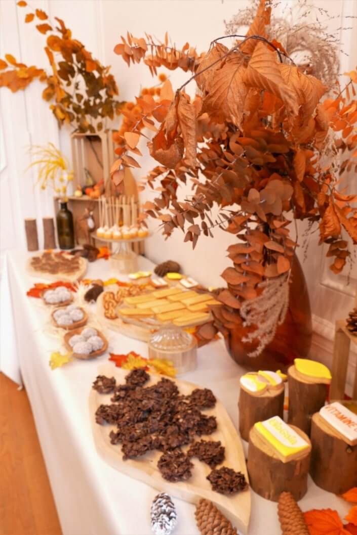 Goûter d'automne dressé pour l'événement influenceurs Biogaia avec une décoration florale automnale, des sablés décorés, des boules coco, des financiers, des cakepops, des rochers coco, ....