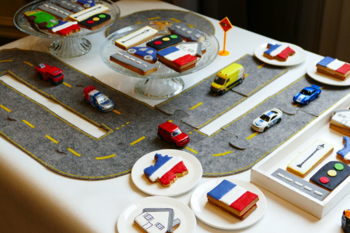 Goûter thème city/ville de France avec des sablés décorés voiture, camions, route, feu tricolore, lampadaire.