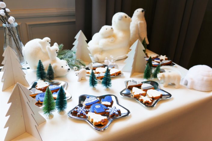 Goûter thème montagne en hiver avec des sablés décorés pull, bonnet, moufle, montagne, sapin et flocon. Décoration avec des ours polaire, des sapins et pingouins.