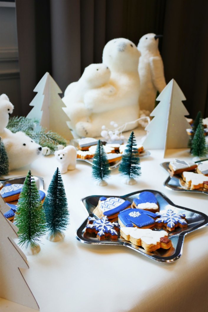 Goûter thème montagne en hiver avec des sablés décorés pull, bonnet, moufle, montagne, sapin et flocon. Décoration avec des ours polaire, des sapins et pingouins.