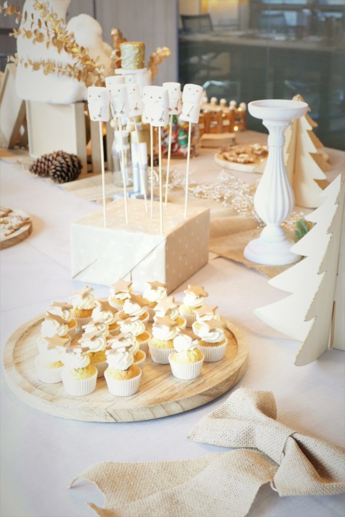 Arbre de Noël chez Vivien et Associés avec un goûter de Noël thème nature et doré : casse- noisette, eucalyptus doré, petits sapins en bois, ours polaire, cagettes en bois , chemin de table en toile de jute. Pâtisseries : sablés décorés de Noël, brochettes de chamallows bonhomme de neige, pères Noël en chocolat, oursons guimauve, rochers coco, cakepops au chocolat, cupcakes vanille, candy bar avec fraises tagada, fils, sucre d'orges.