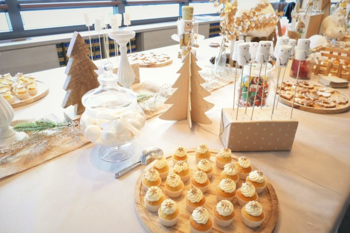 Arbre de Noël chez Vivien et Associés avec un goûter de Noël thème nature et doré : casse- noisette, eucalyptus doré, petits sapins en bois, ours polaire, cagettes en bois , chemin de table en toile de jute. Pâtisseries : sablés décorés de Noël, brochettes de chamallows bonhomme de neige, pères Noël en chocolat, oursons guimauve, rochers coco, cakepops au chocolat, cupcakes vanille, candy bar avec fraises tagada, fils, sucre d'orges.