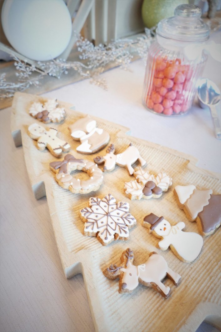 Arbre de Noël chez Vivien et Associés avec un goûter de Noël thème nature et doré : casse- noisette, eucalyptus doré, petits sapins en bois, ours polaire, cagettes en bois , chemin de table en toile de jute. Pâtisseries : sablés décorés de Noël, brochettes de chamallows bonhomme de neige, pères Noël en chocolat, oursons guimauve, rochers coco, cakepops au chocolat, cupcakes vanille, candy bar avec fraises tagada, fils, sucre d'orges.